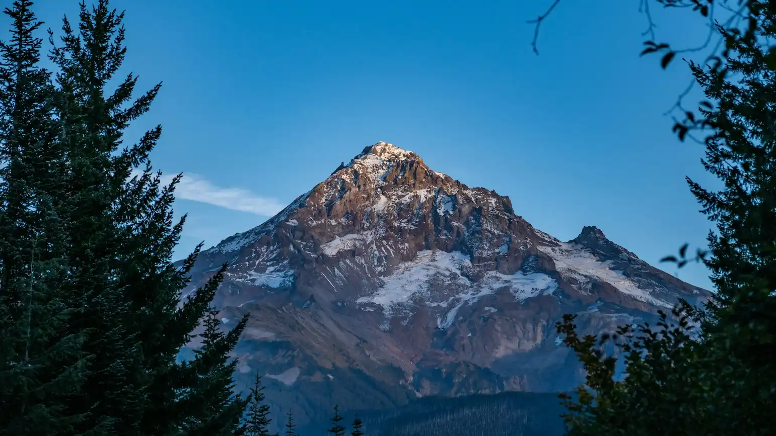 Mt. Hood in the fall. Fujifilm X-T4 | 55 mm | f/2.8 | 1/2500s | ISO 320. Image published 2021-09-29 under The Unsplash License.