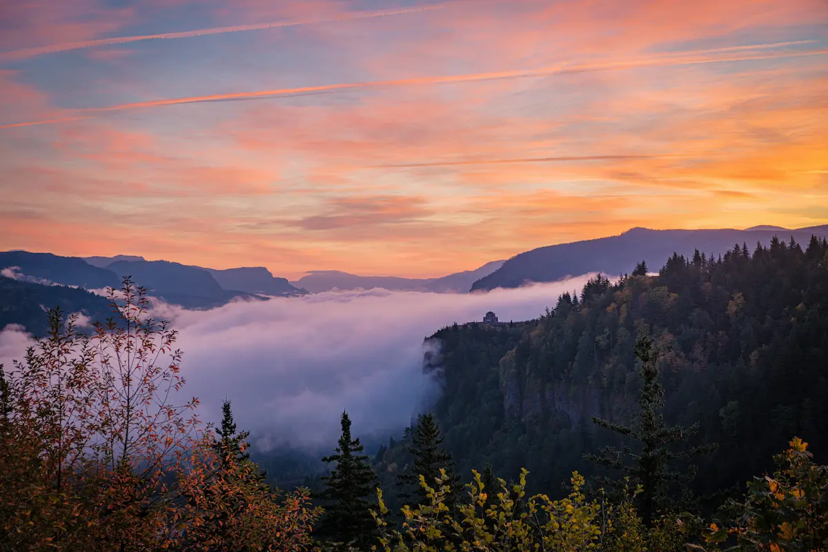 Fall at Vista House. Fujifilm X-T4 | 37.4 mm | f/3.6 | 1/55s | ISO 160. Image published 2021-10-20 under The Unsplash License.